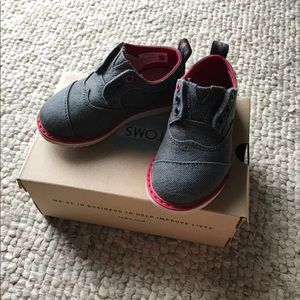 NWT Tom's Toddler Shoes Size 6
